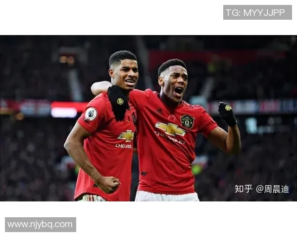 足球明星意外现身小餐馆与粉丝互动引发热议视频曝光